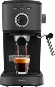 Cecotec Power Espresso 20 Pecan Steel - Caffettiera espressa digitale con 20 bar di pressione e vapore orientabile, perfetta per preparare un caffè professionale.