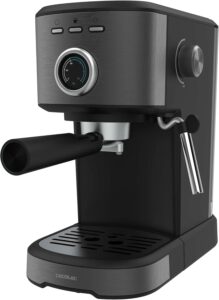 Cecotec Power Espresso 20 Pecan Steel - Caffettiera espressa digitale con 20 bar di pressione e vapore orientabile, perfetta per preparare un caffè professionale.